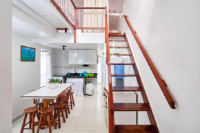 Confortável e charmoso duplex apenas 50 metros da praia